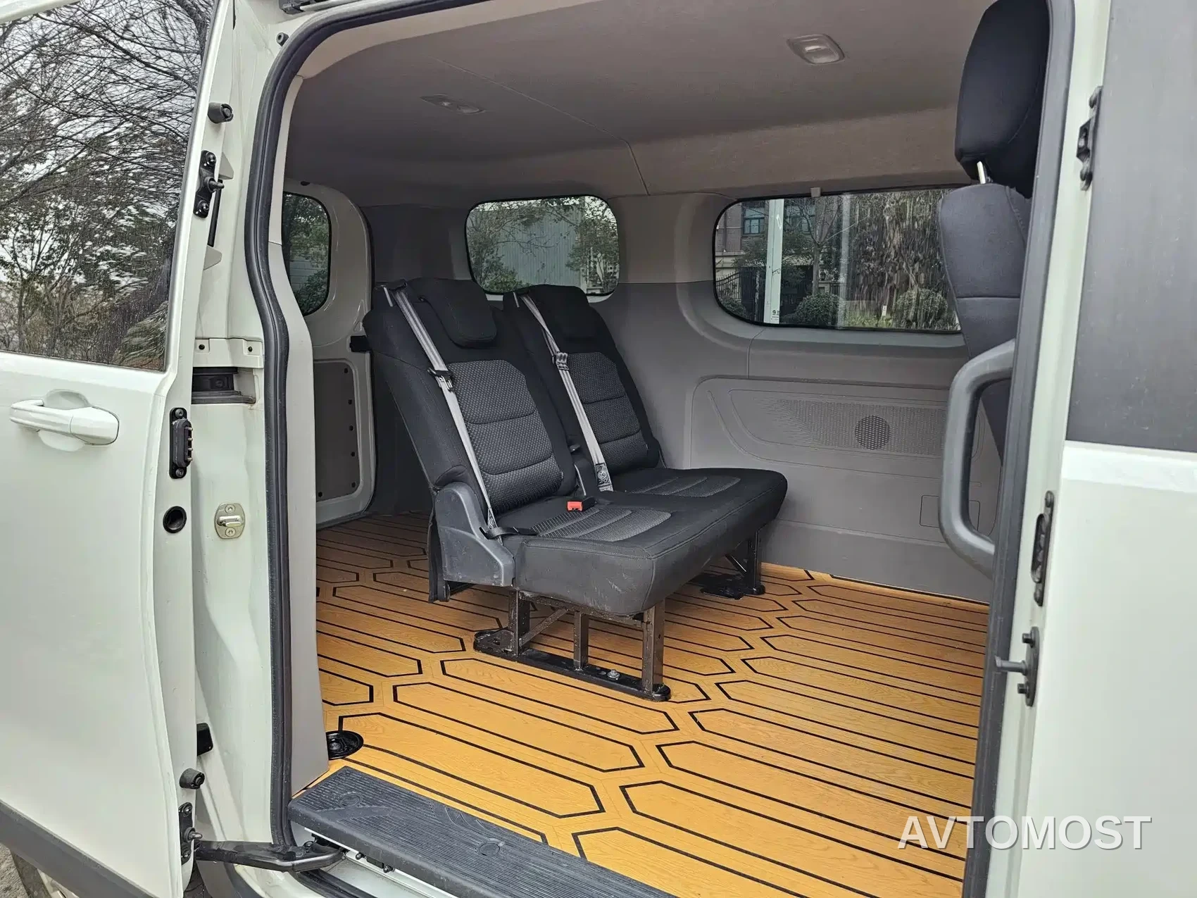 SAIC Maxus Xintu V70 2023 Model 2.0T Elite Edition Automatic Short Wheelbase Low Roof 5/6-Seater — фото 8