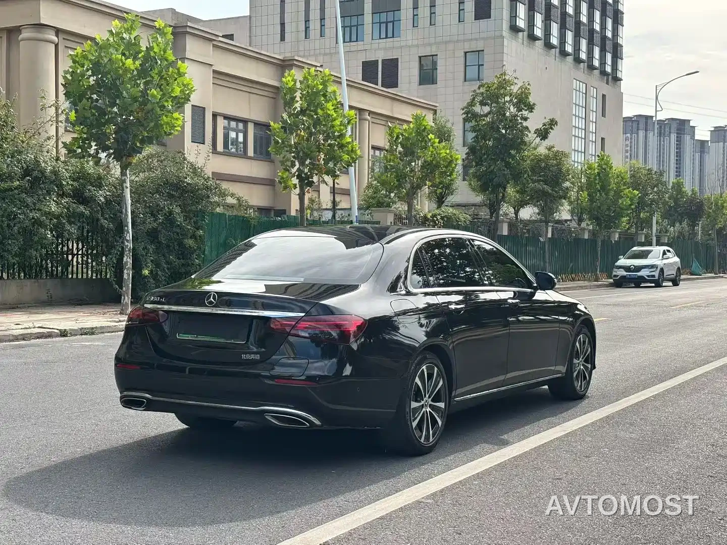 Mercedes-Benz E-Class New Energy 2022 E 350 e L Plug-in Hybrid Sedan — фото 7