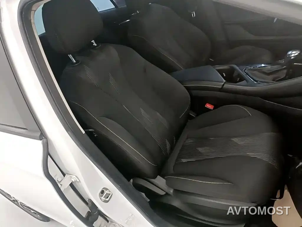 Roewe i5 2021 1.5L CVT Platinum Edition — фото 19