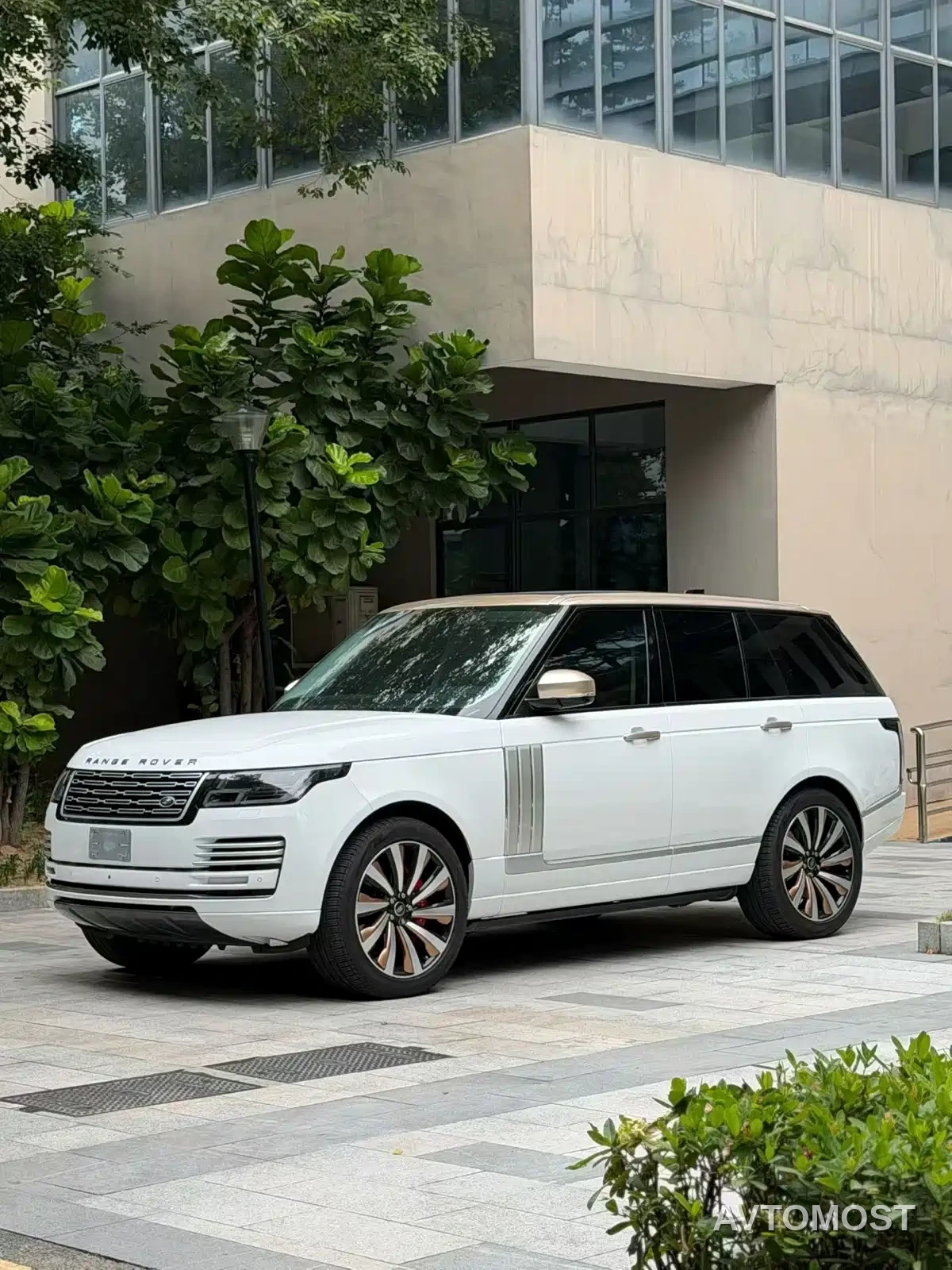 Land Rover Range Rover 2021 3.0 L6 Golden Age Edition — фото 1