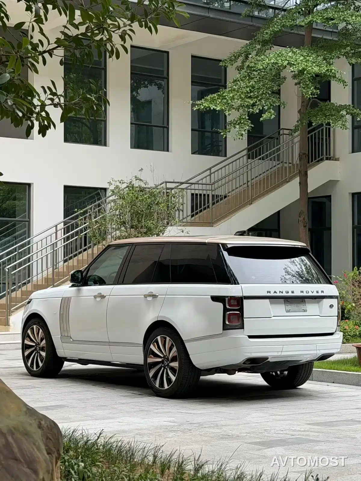Land Rover Range Rover 2021 3.0 L6 Golden Age Edition — фото 3