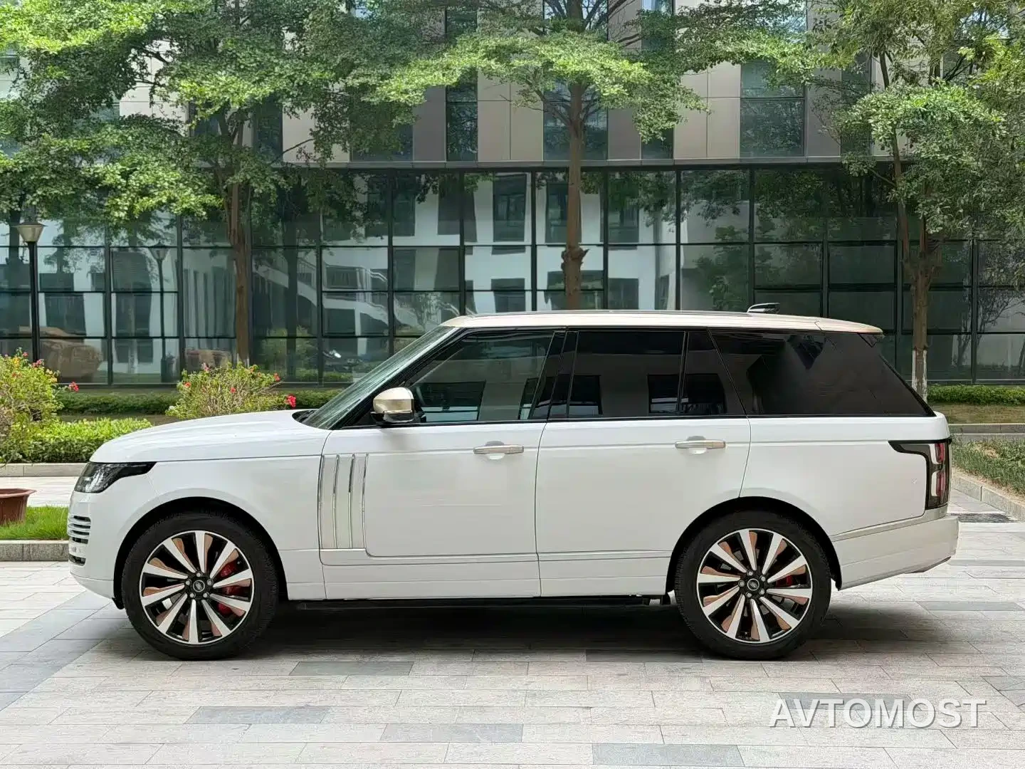 Land Rover Range Rover 2021 3.0 L6 Golden Age Edition — фото 9