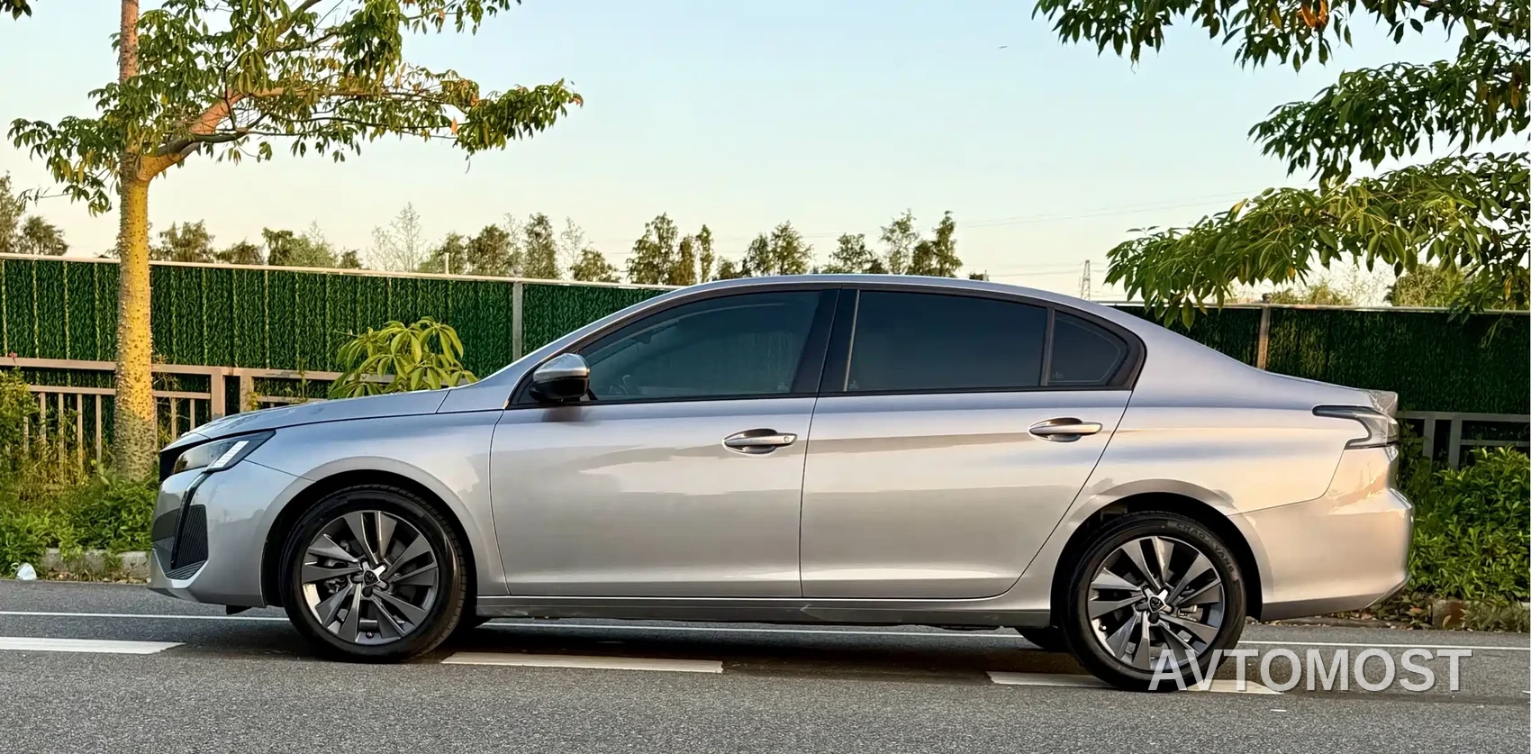 Peugeot 408 2022 1.6T Light Chaser Edition — фото 4