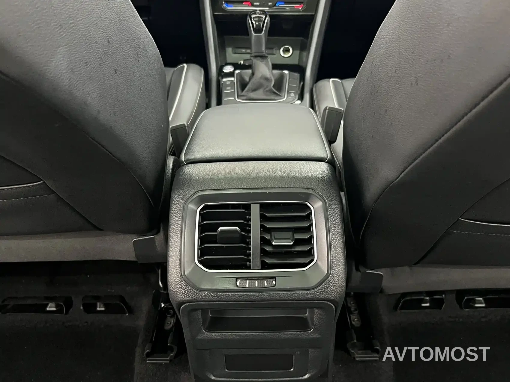 Volkswagen Tiguan L 2024 Outstanding 300TSI Auto 2WD Dragon Soaring Edition — фото 8