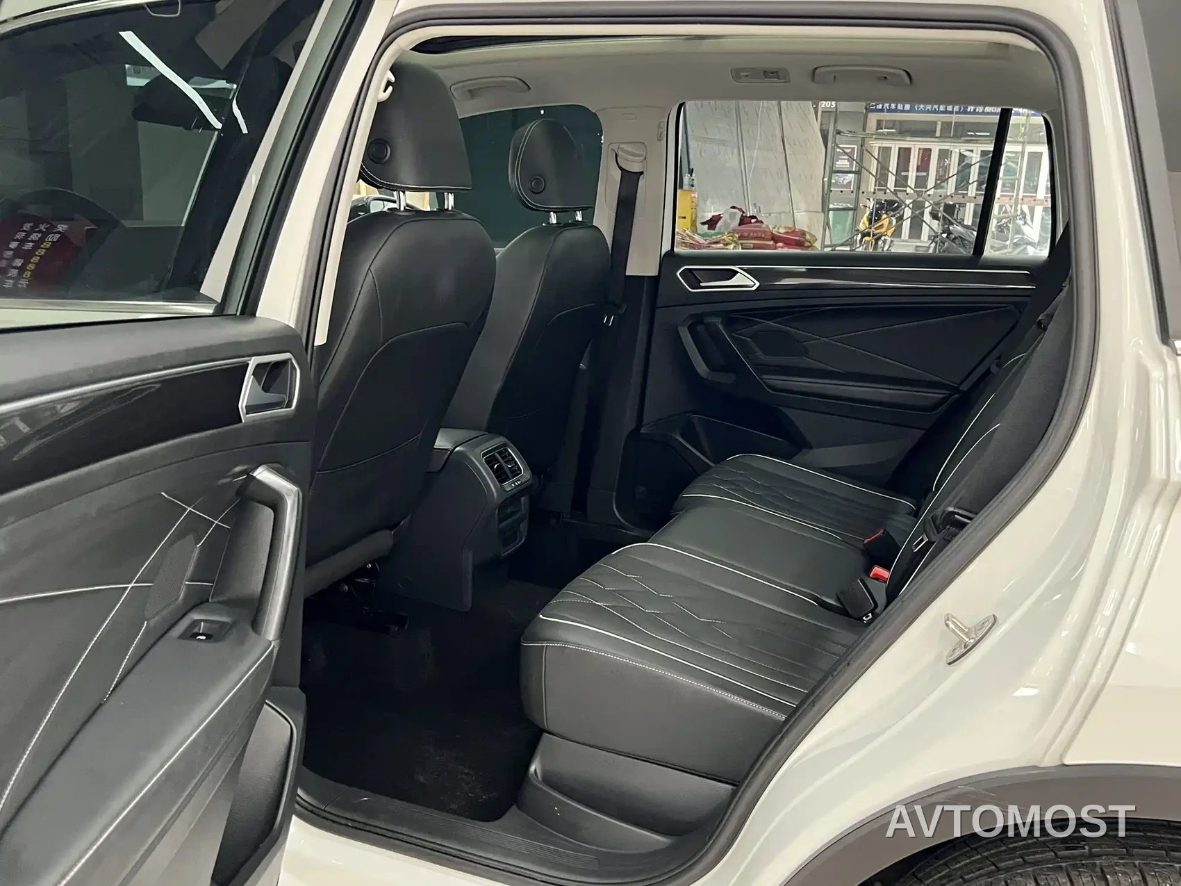 Volkswagen Tiguan L 2024 Outstanding 300TSI Auto 2WD Dragon Soaring Edition — фото 9