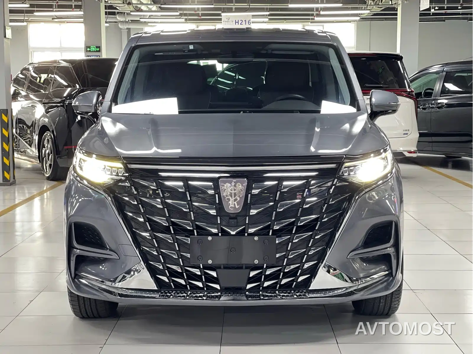 Roewe iMAX8 EV 2022 Silver Edition — фото 2