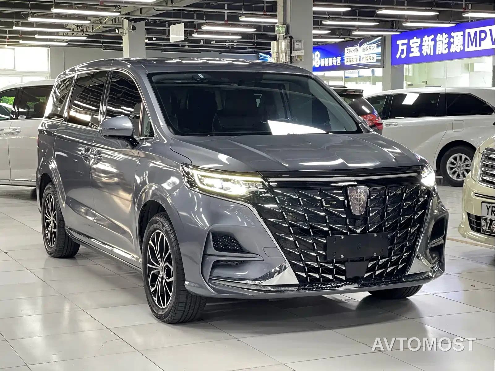 Roewe iMAX8 EV 2022 Silver Edition — фото 3