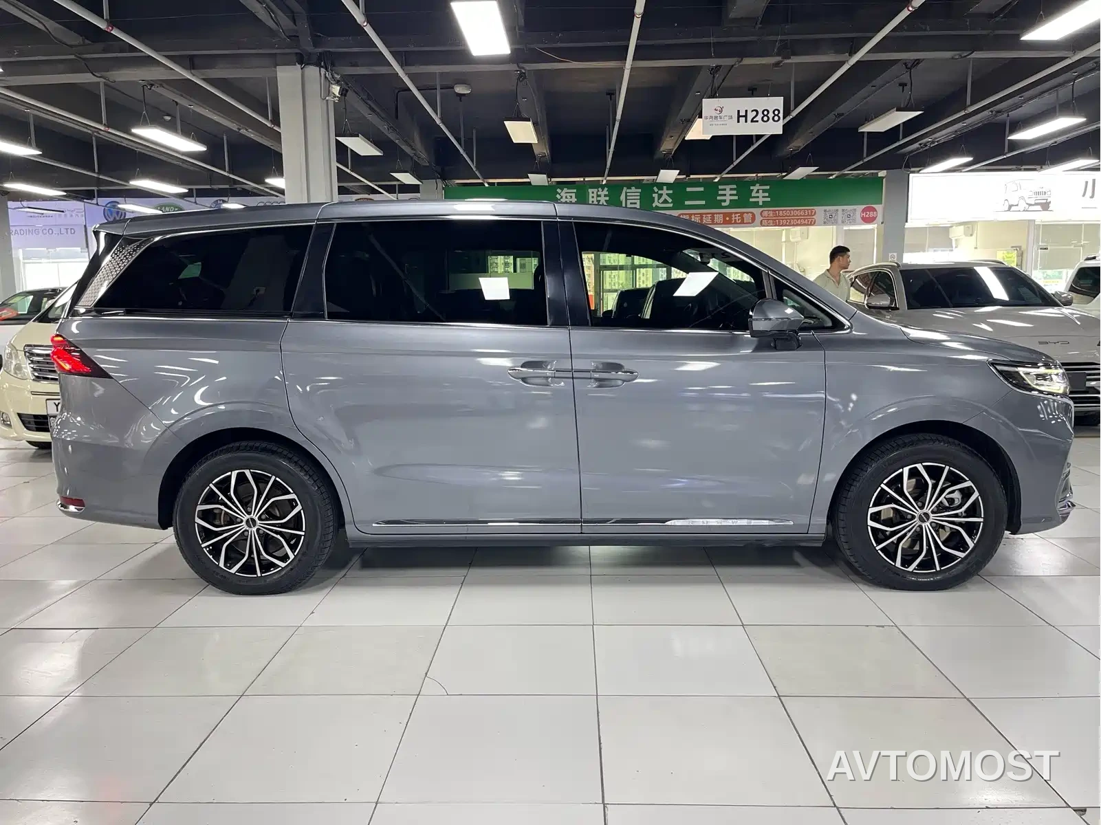 Roewe iMAX8 EV 2022 Silver Edition — фото 5