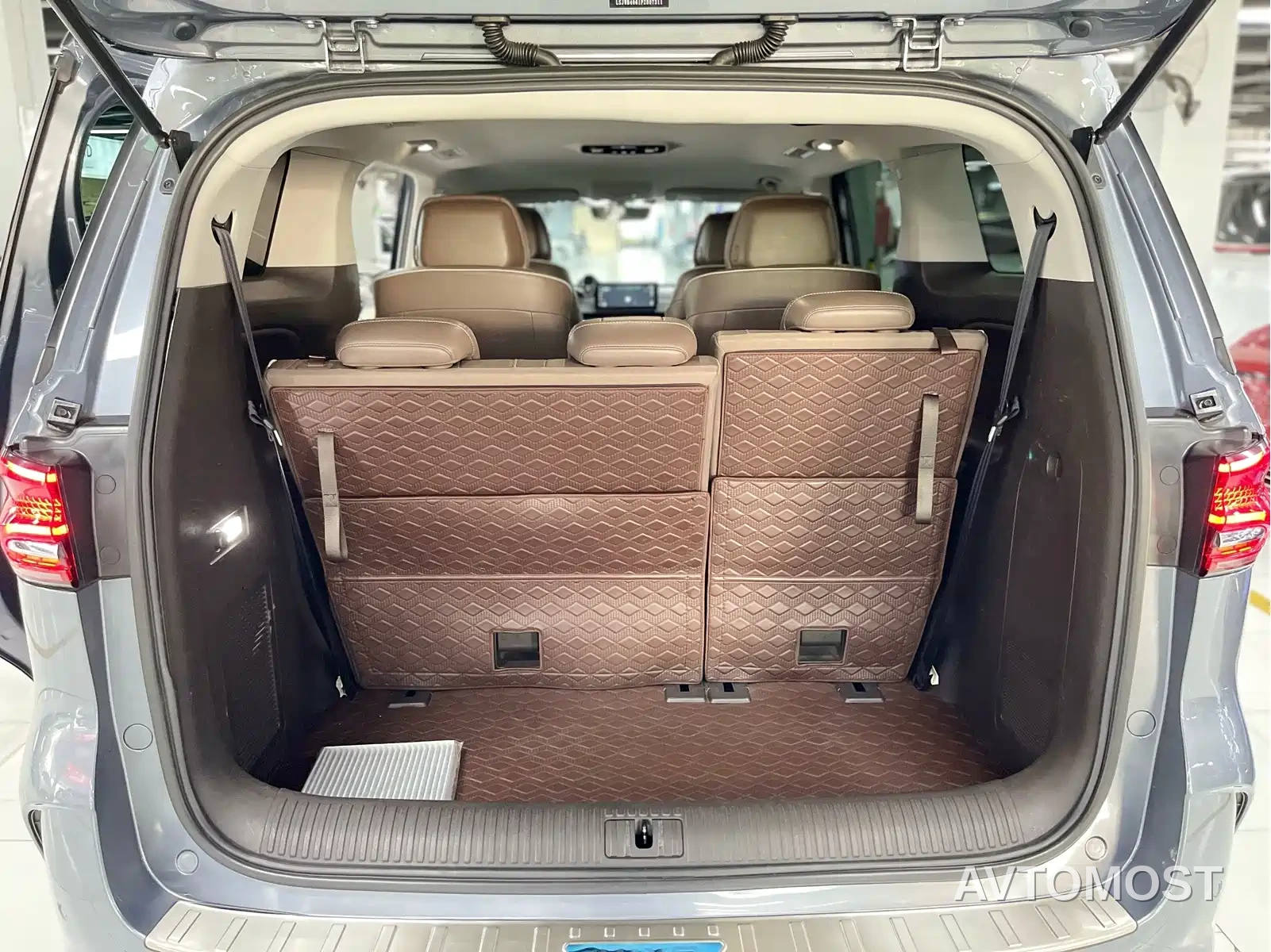 Roewe iMAX8 EV 2022 Silver Edition — фото 7