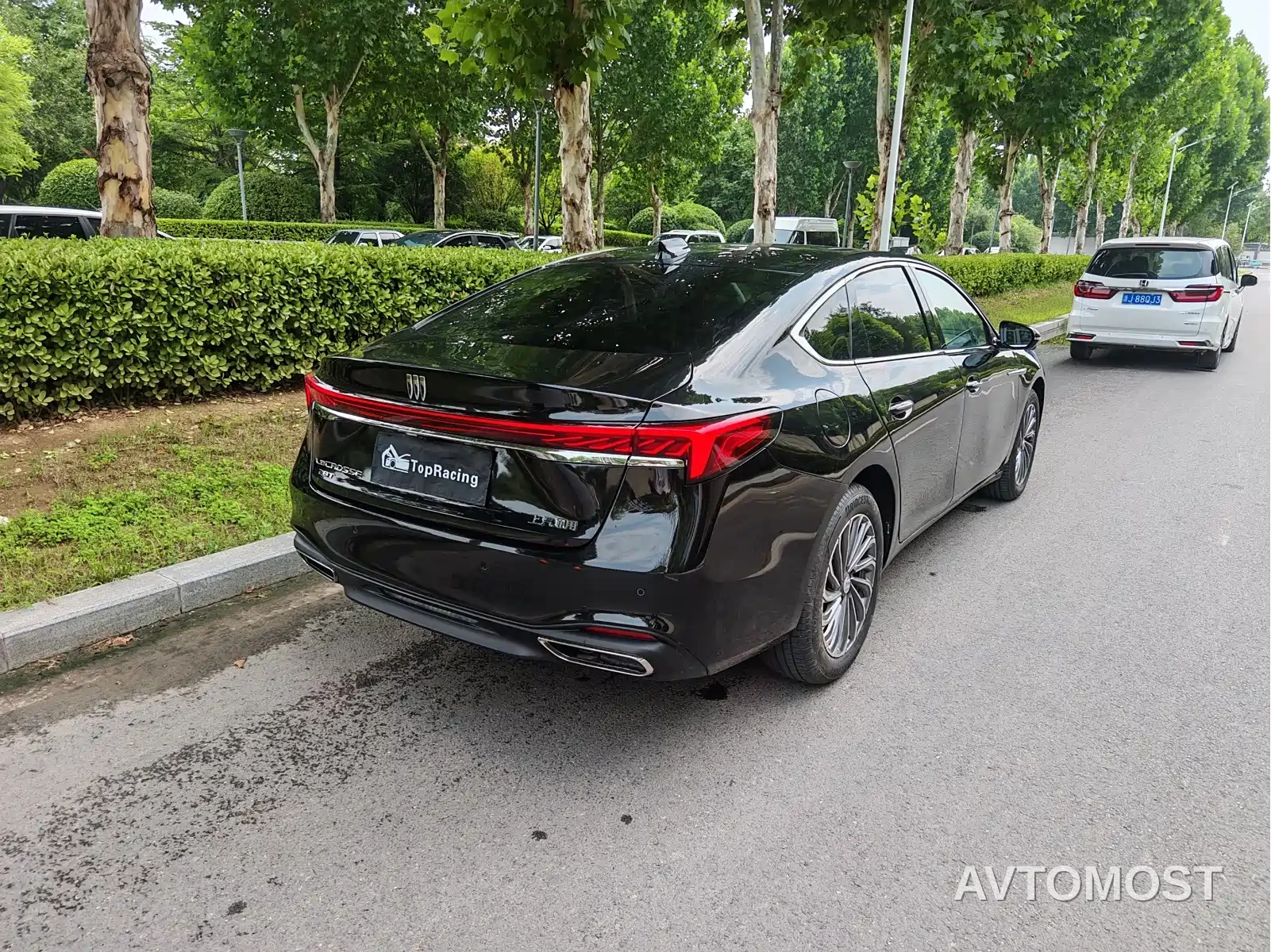 Buick LaCrosse 2026 Model 28T Platinum Edition — фото 4