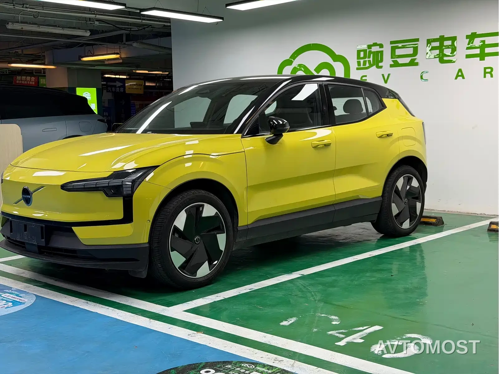 Volvo EX30 2025 RWD Long Range Ultra — фото 4