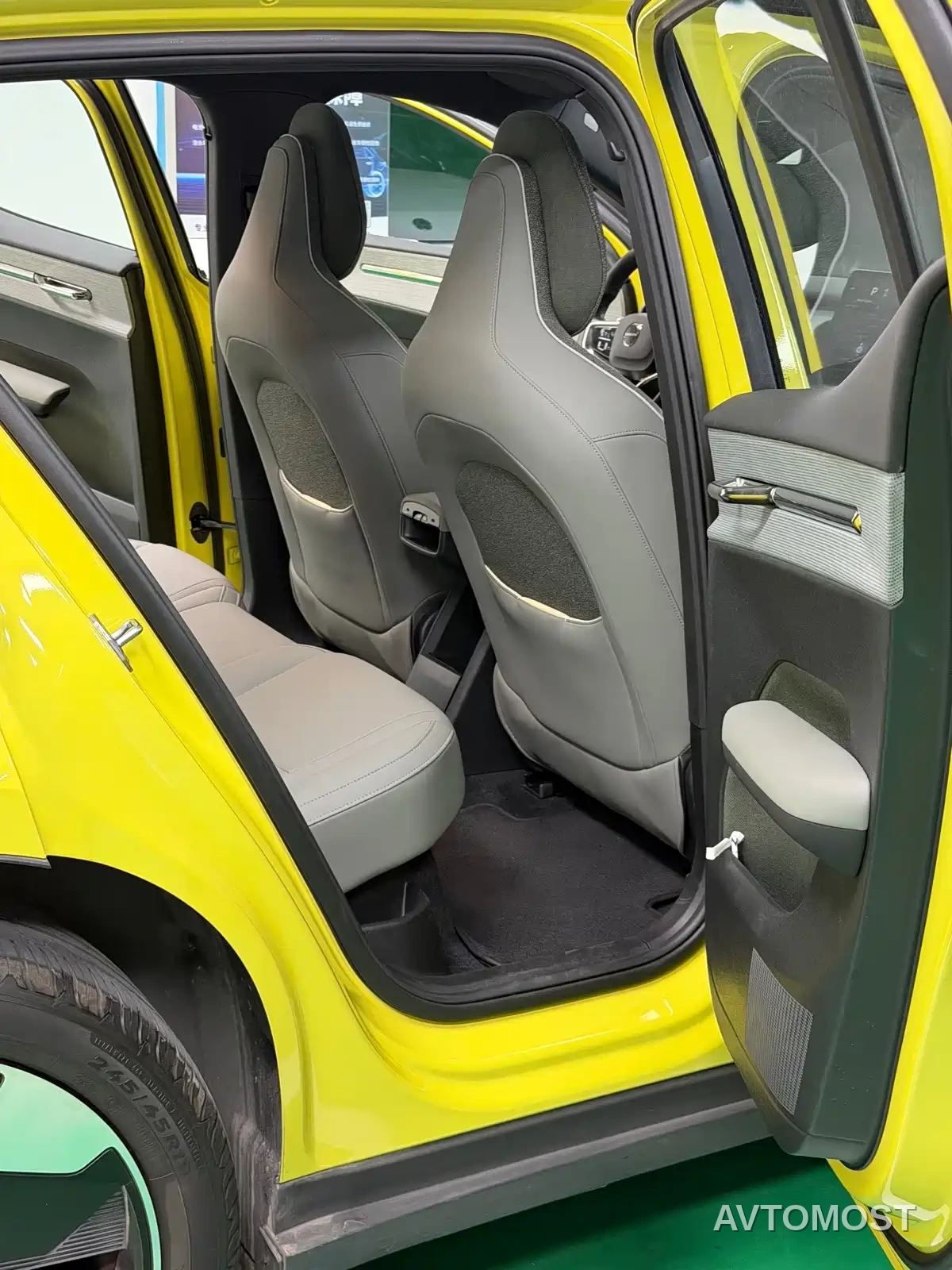 Volvo EX30 2025 RWD Long Range Ultra — фото 12