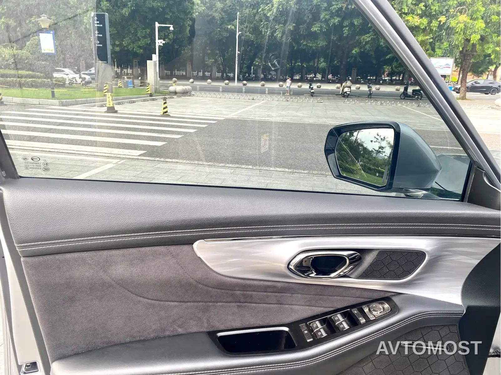 GAC Trumpchi GS8 2022 Dual Engine Series 2.0TM 2WD Premium Edition (6-Seater) — фото 8