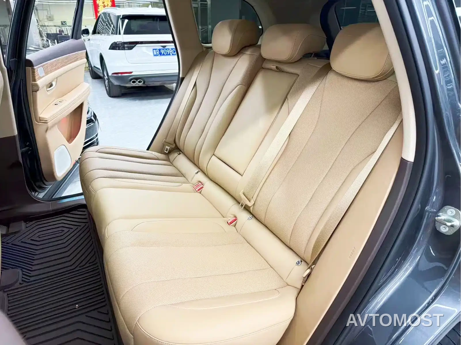 AITO M7 2024 1.5T Smart AWD Max Edition 5-Seater — фото 12