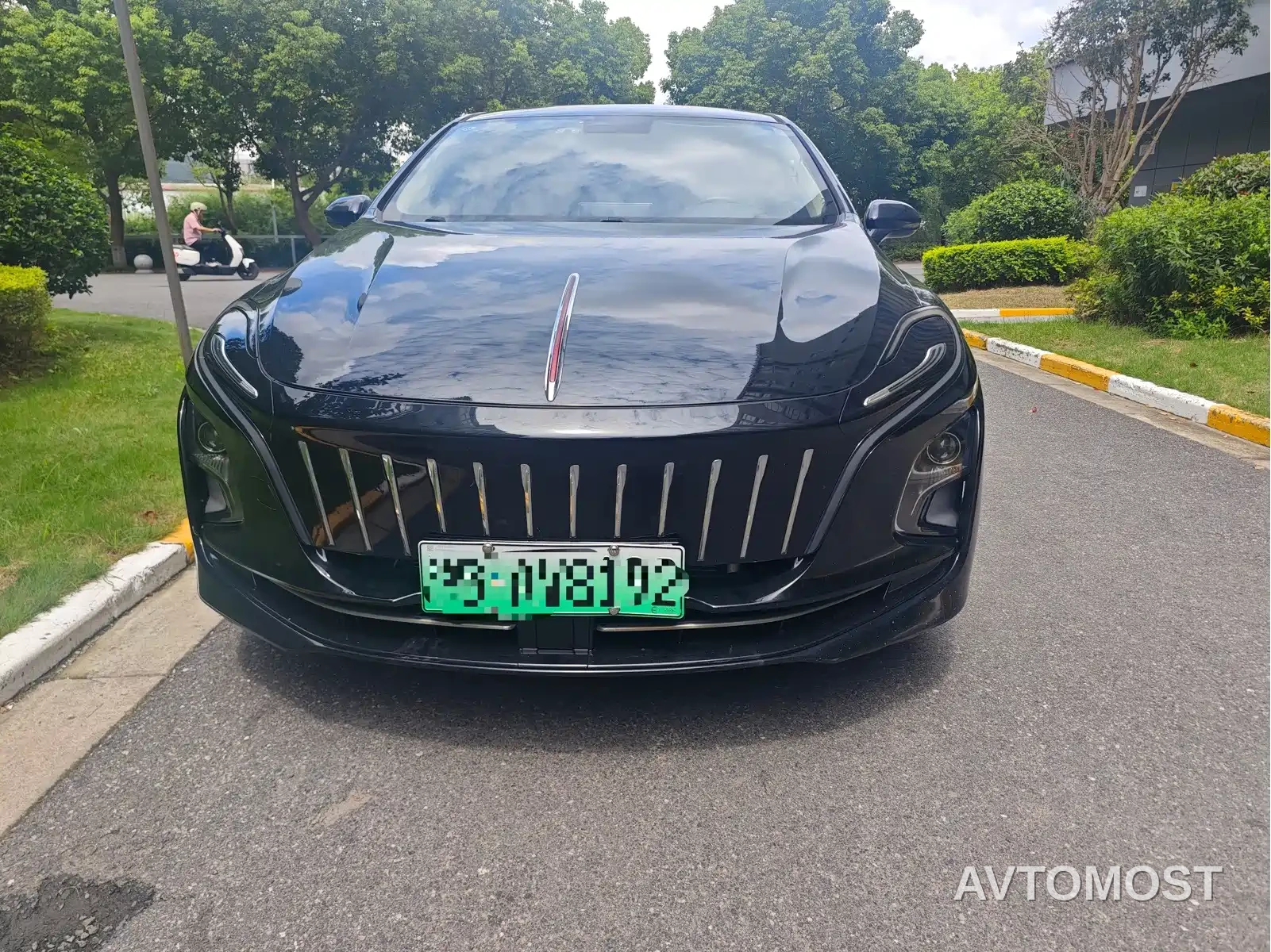 Hongqi E-QM5 2021 Charging Flag Premium Edition — фото 2
