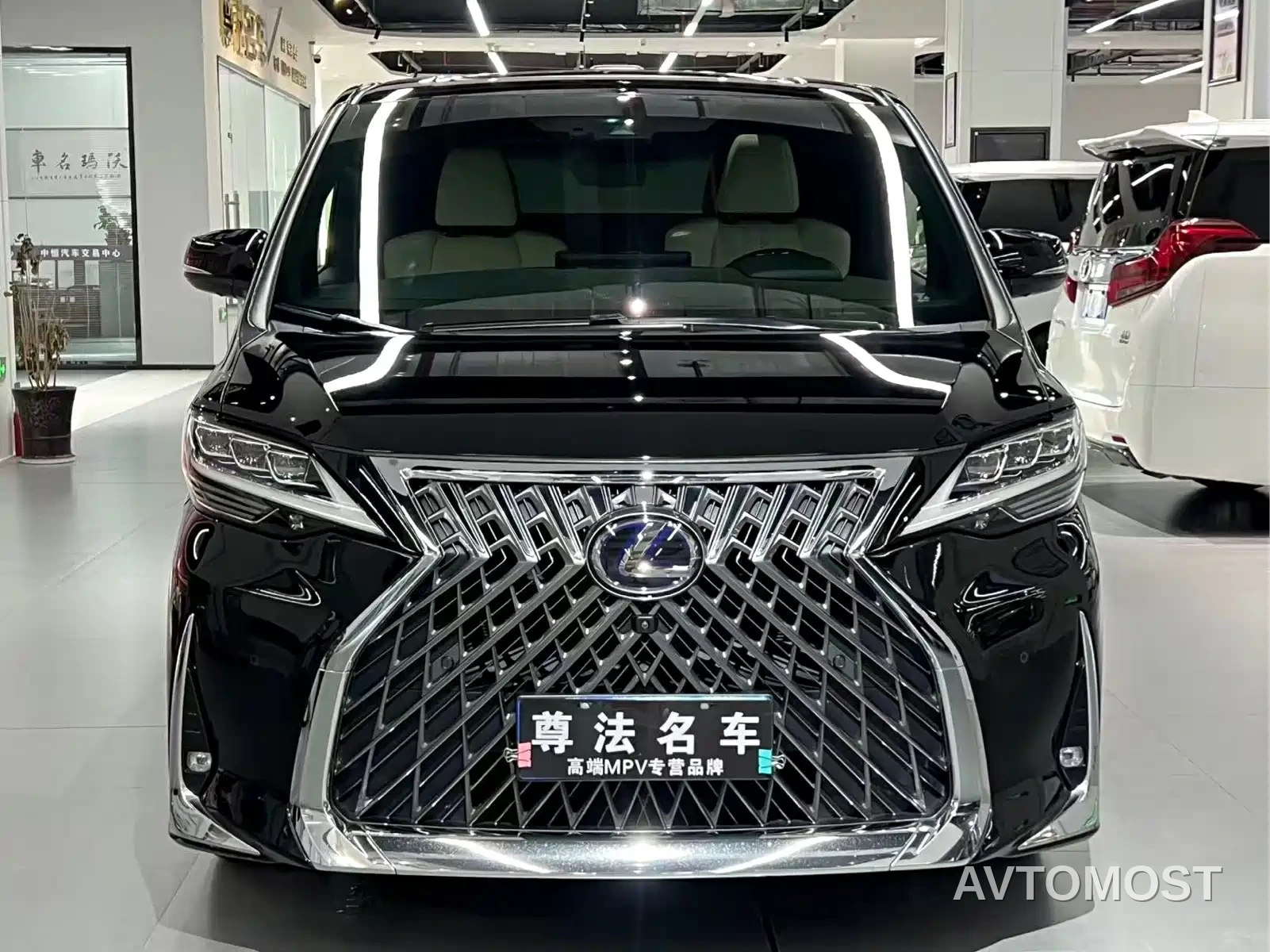 Lexus LM 2020 300h 4-Seat Imperial Edition — фото 1