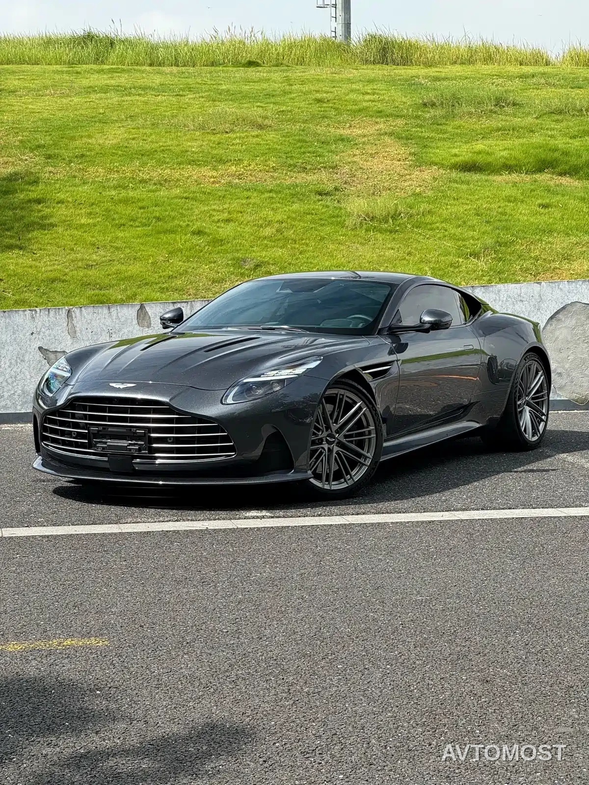 Aston Martin DB12 2023 4.0T V8 Coupe — фото 1