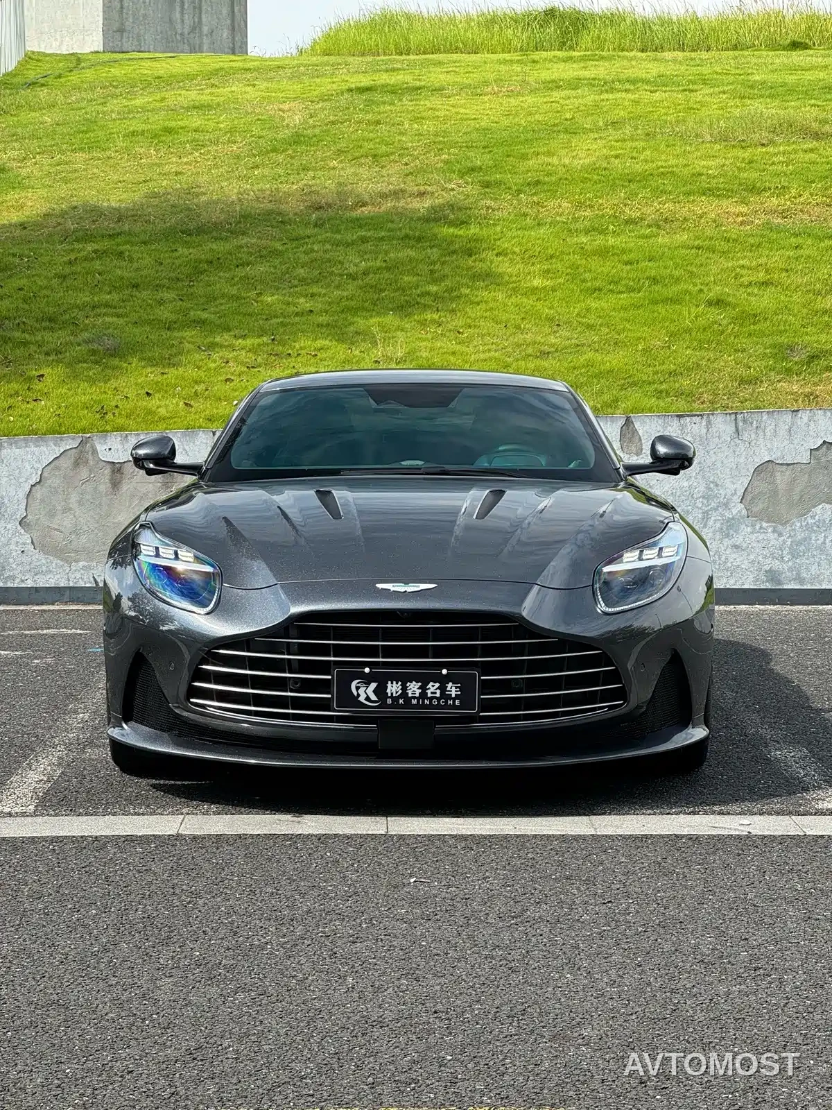 Aston Martin DB12 2023 4.0T V8 Coupe — фото 2