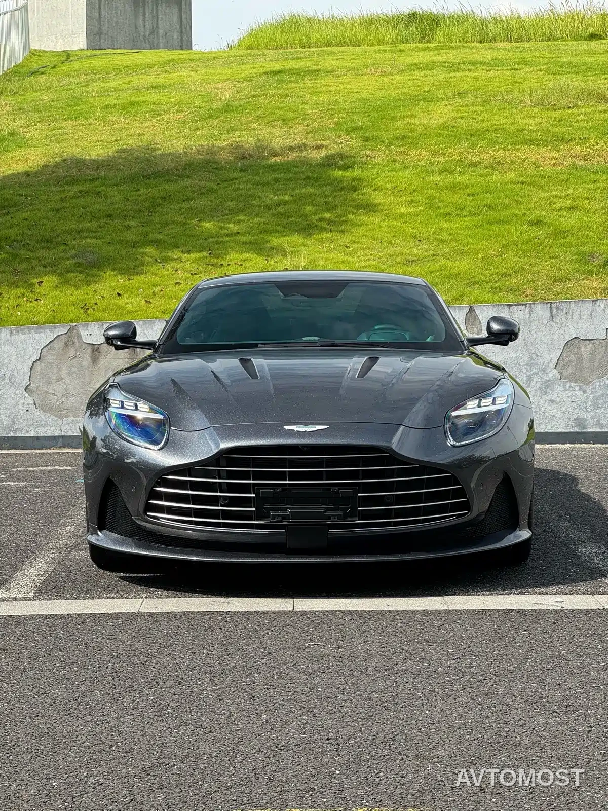 Aston Martin DB12 2023 4.0T V8 Coupe — фото 3