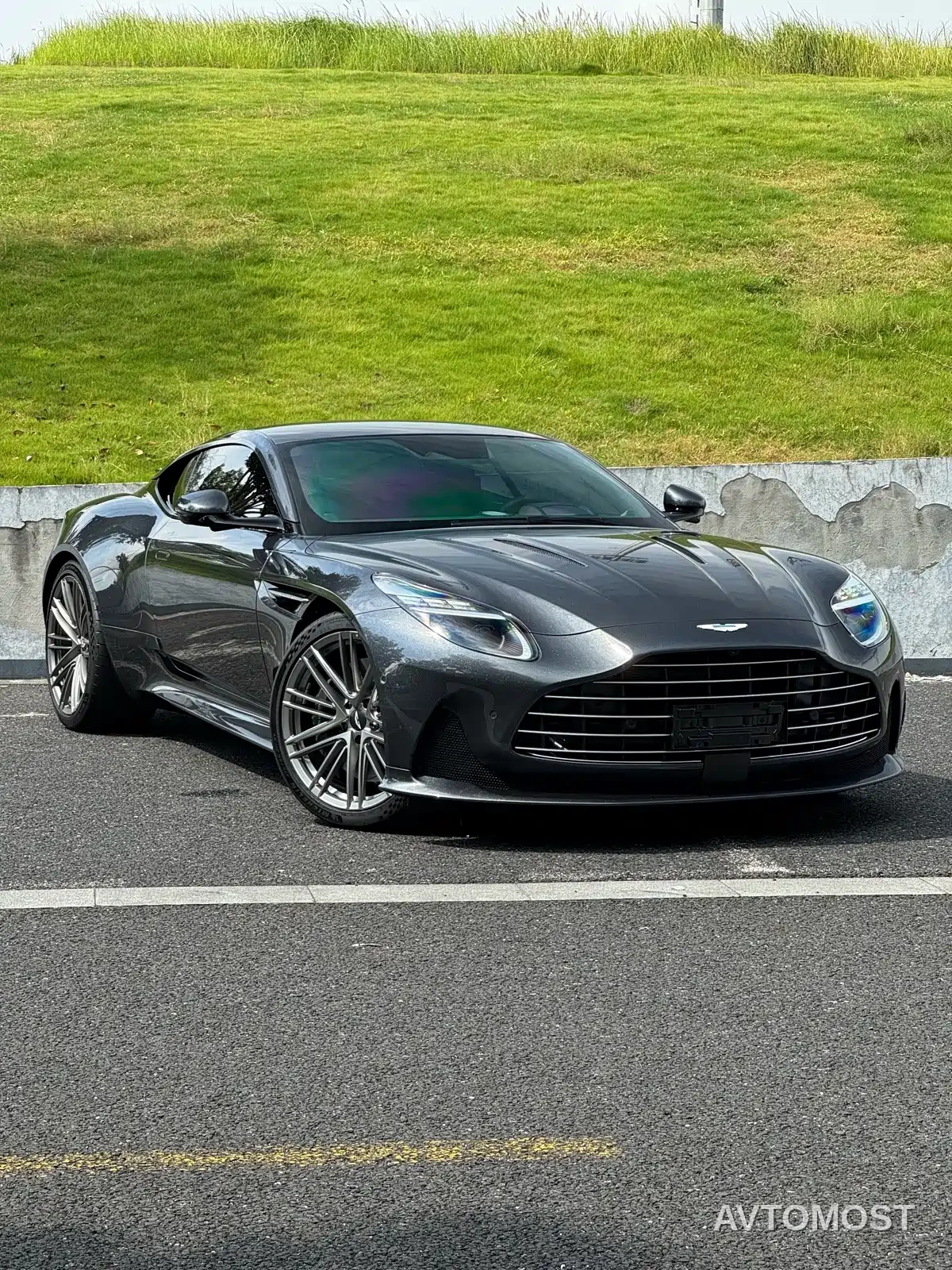 Aston Martin DB12 2023 4.0T V8 Coupe — фото 4