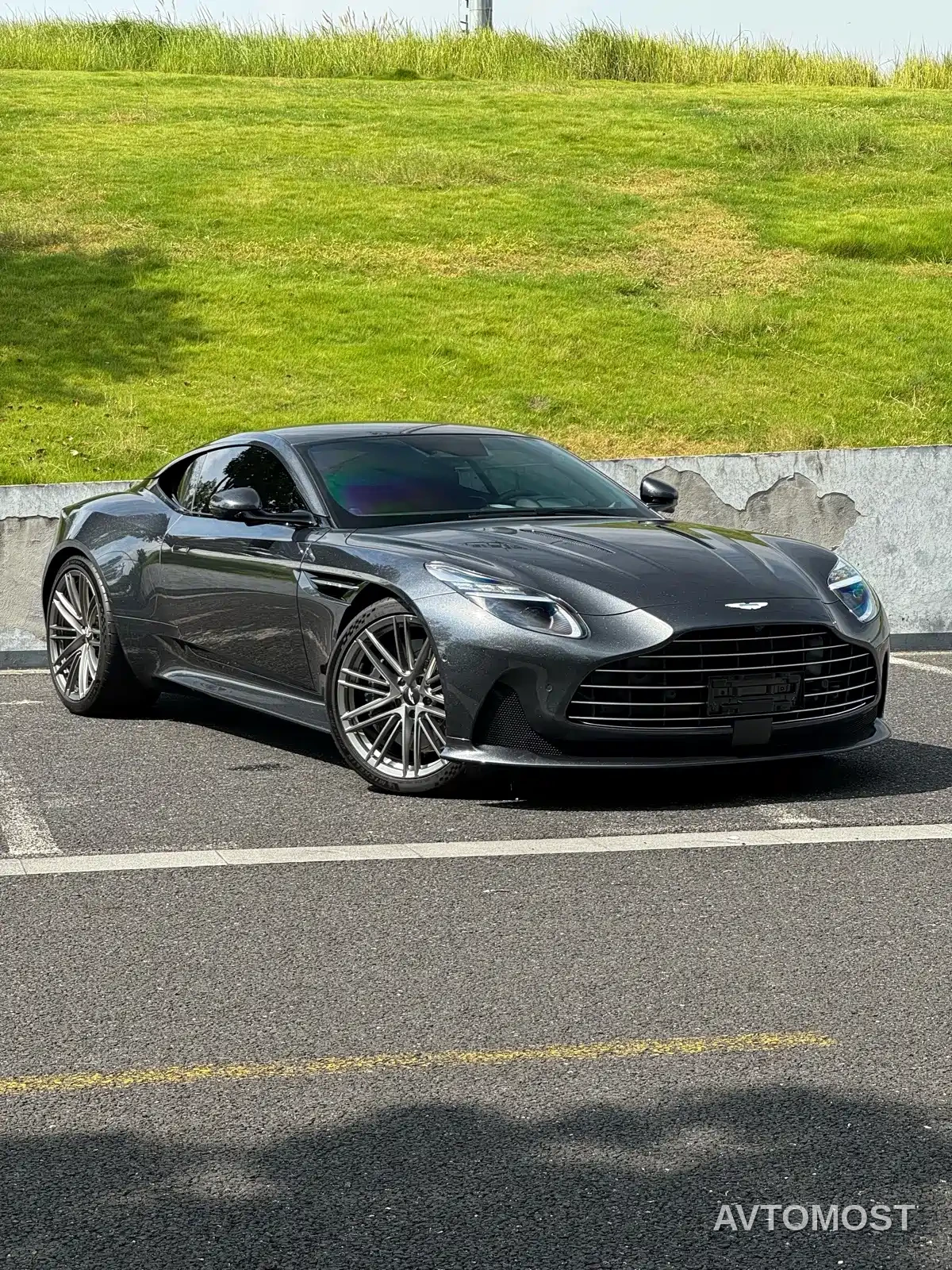 Aston Martin DB12 2023 4.0T V8 Coupe — фото 5