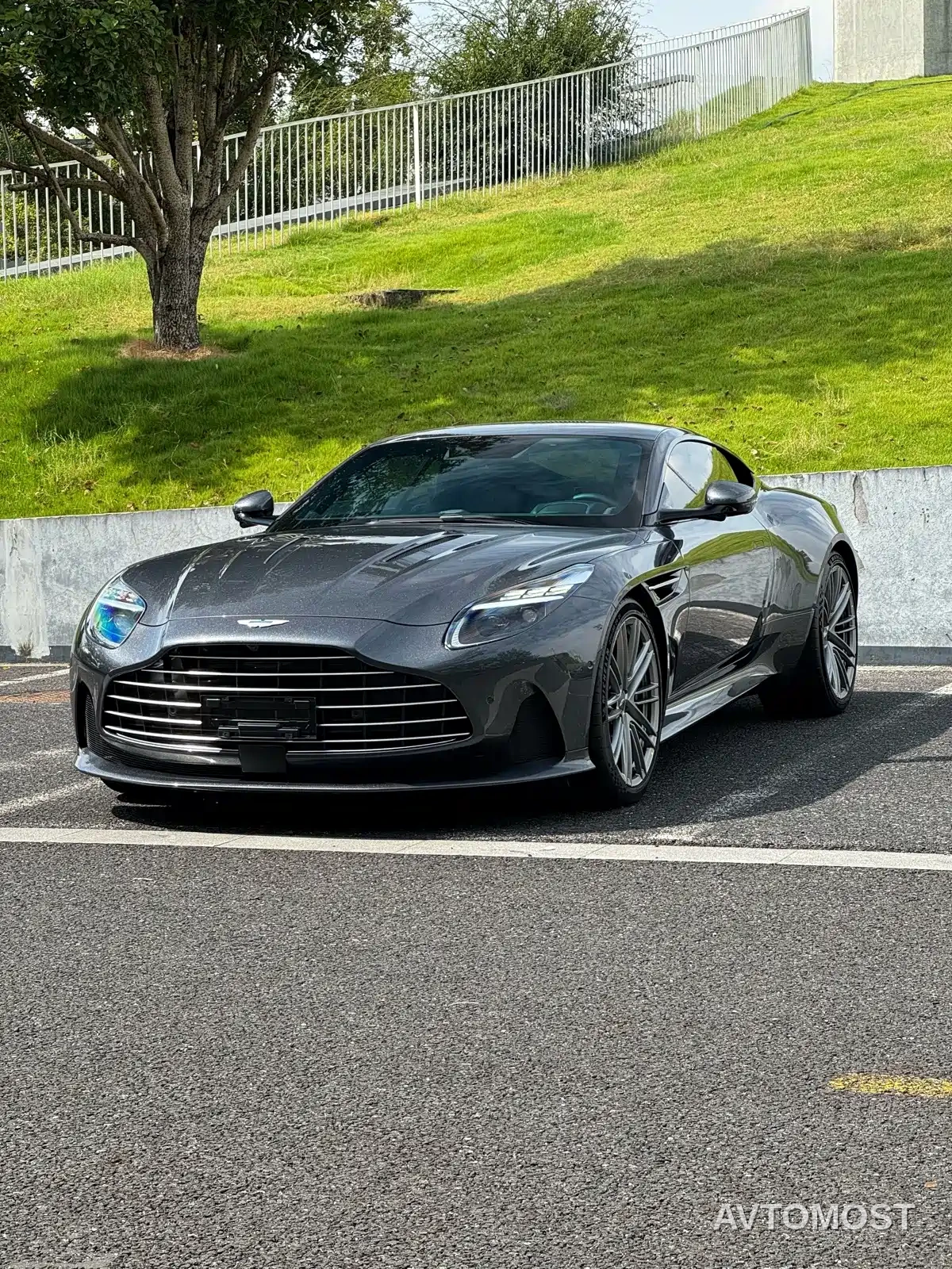 Aston Martin DB12 2023 4.0T V8 Coupe — фото 6