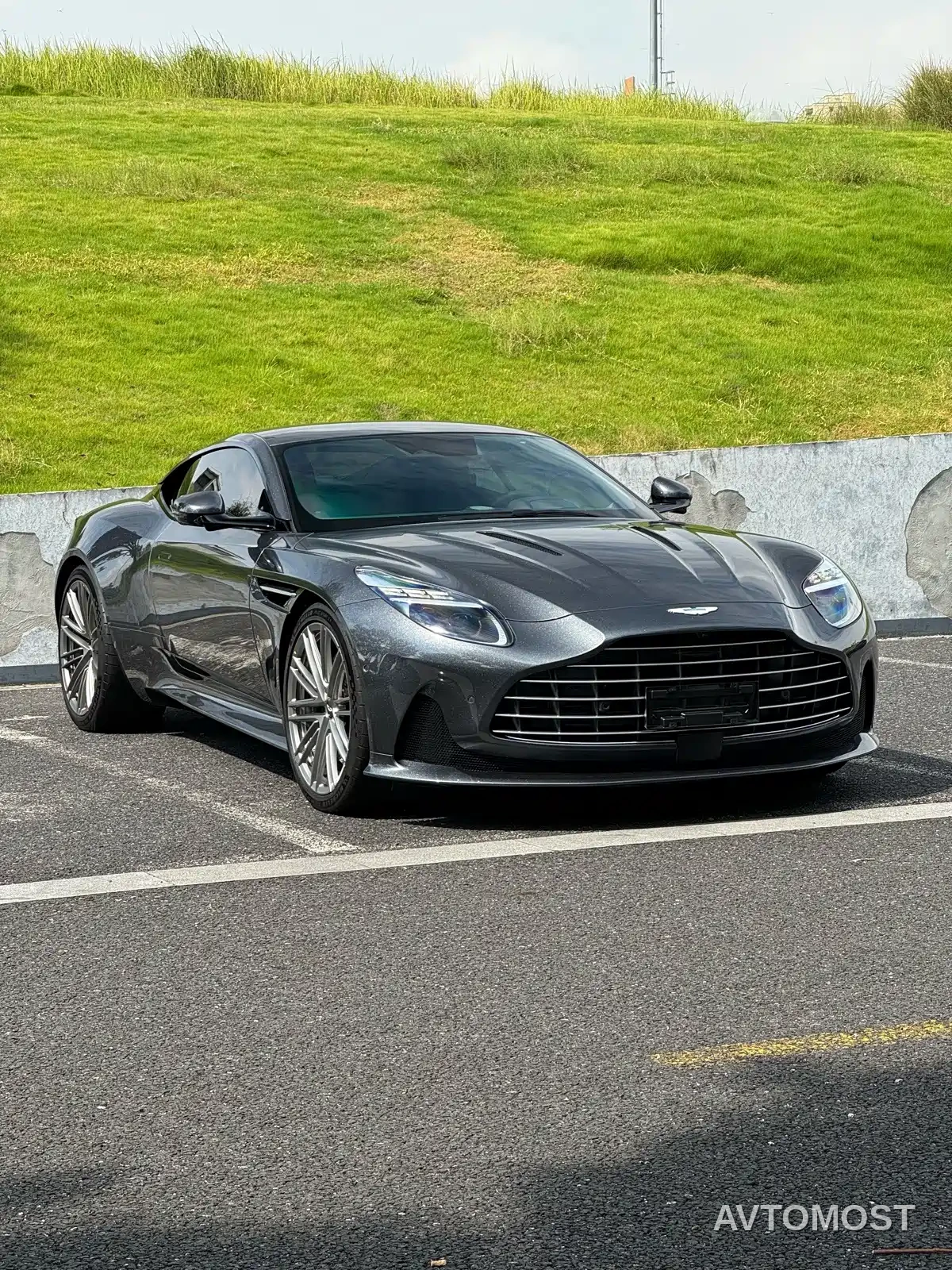 Aston Martin DB12 2023 4.0T V8 Coupe — фото 7