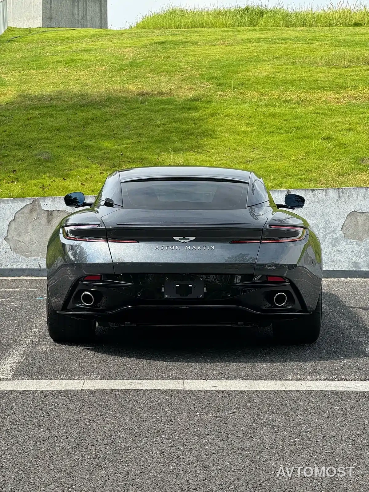 Aston Martin DB12 2023 4.0T V8 Coupe — фото 10
