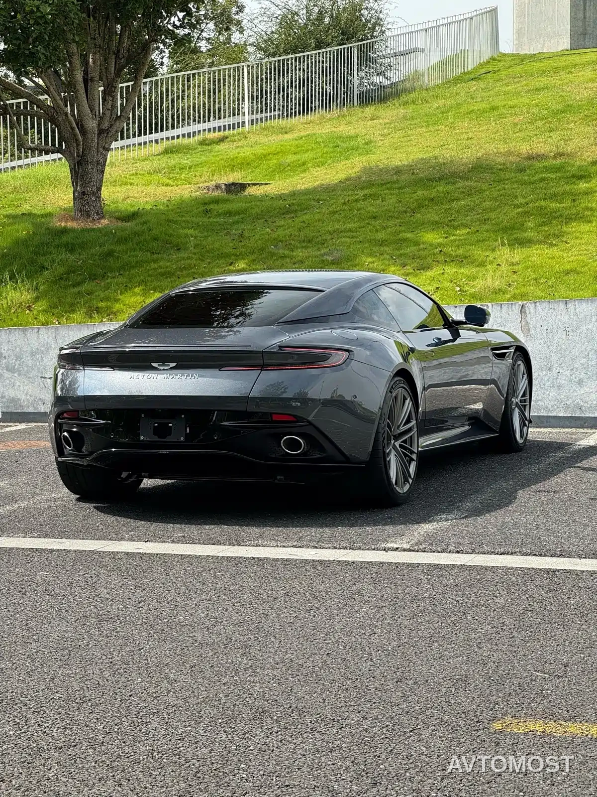 Aston Martin DB12 2023 4.0T V8 Coupe — фото 12