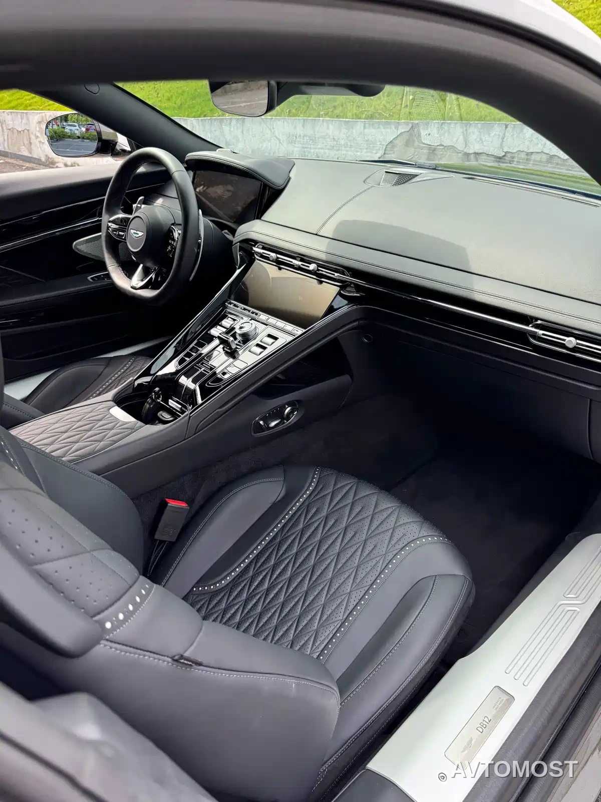 Aston Martin DB12 2023 4.0T V8 Coupe — фото 17