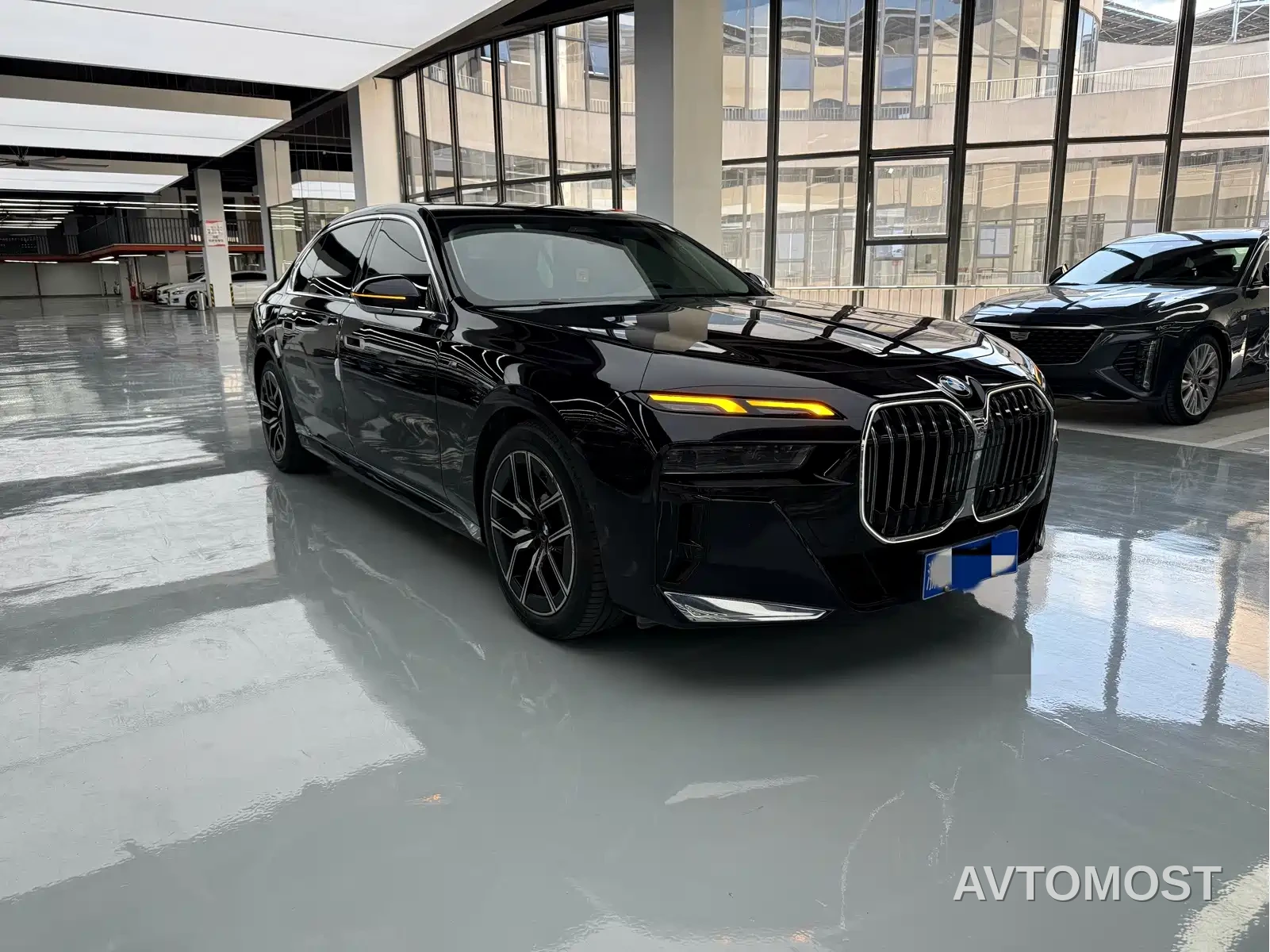 BMW 7 Series 2023 Model 735Li M Sport Package — фото 3