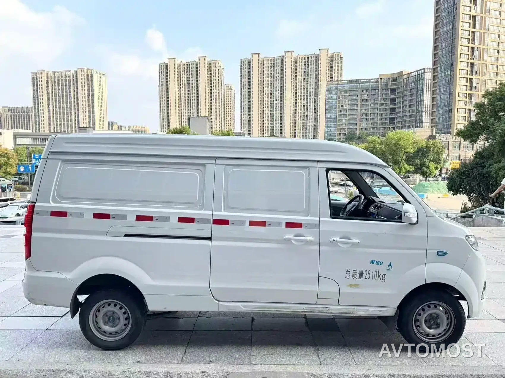 SRM Xinyuan Good Luck 2022 Model Van Wealth Creator — фото 4