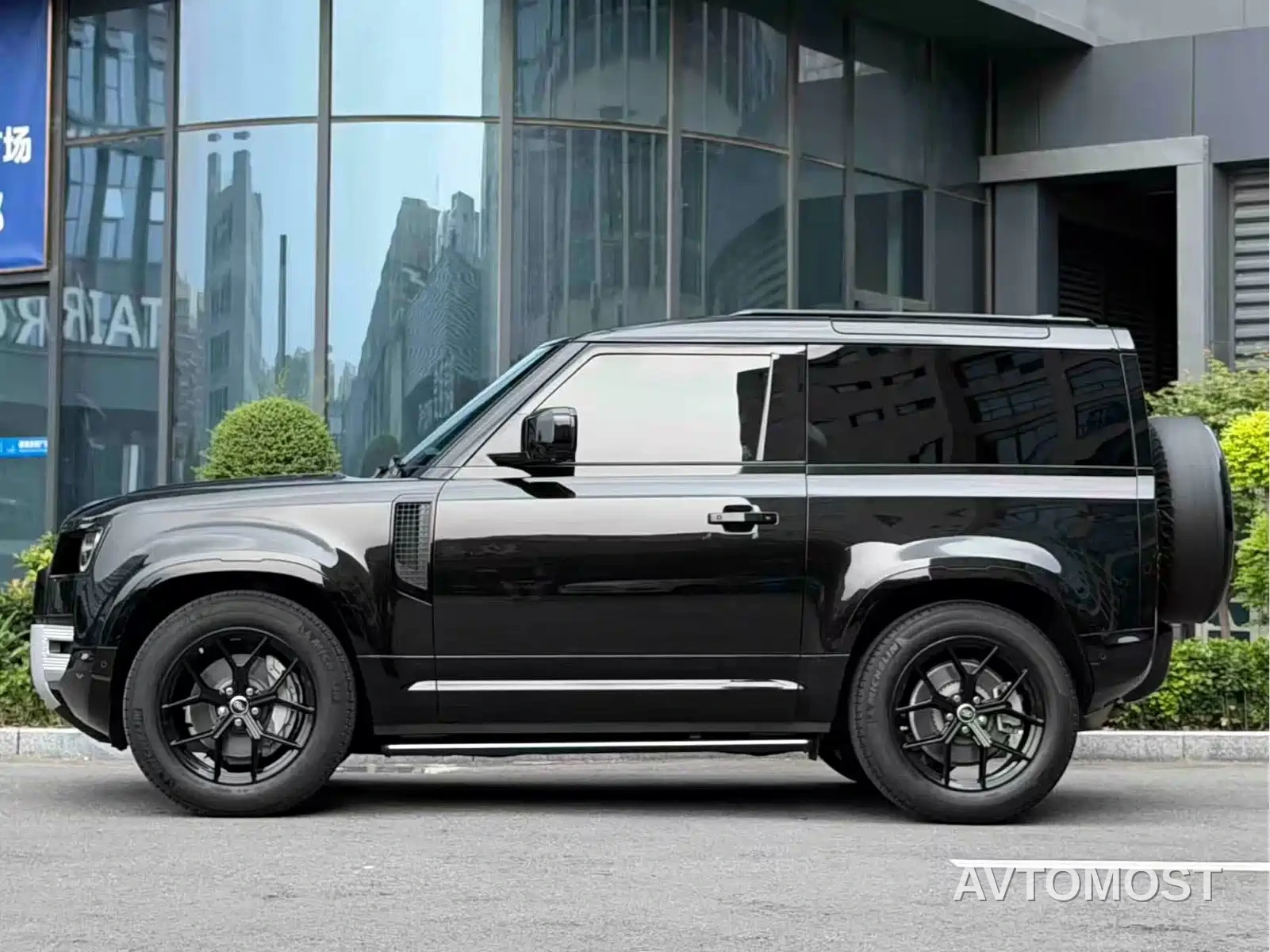 Land Rover Defender 2023 Model 90 3.0T P400 XS — фото 5