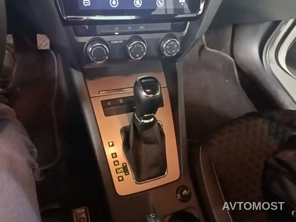Škoda Octavia 2020 1.5L Automatic Smart Luxury Edition — фото 12