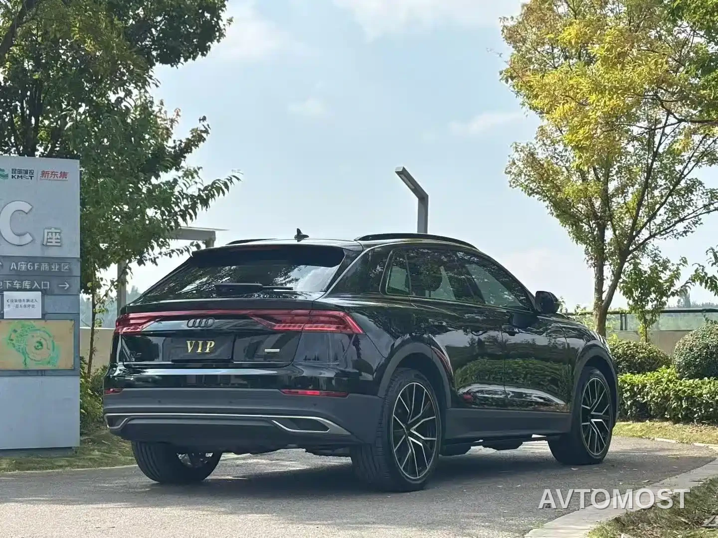 Audi Q8 2022 55 TFSI Dark Knight Hall Edition — фото 9