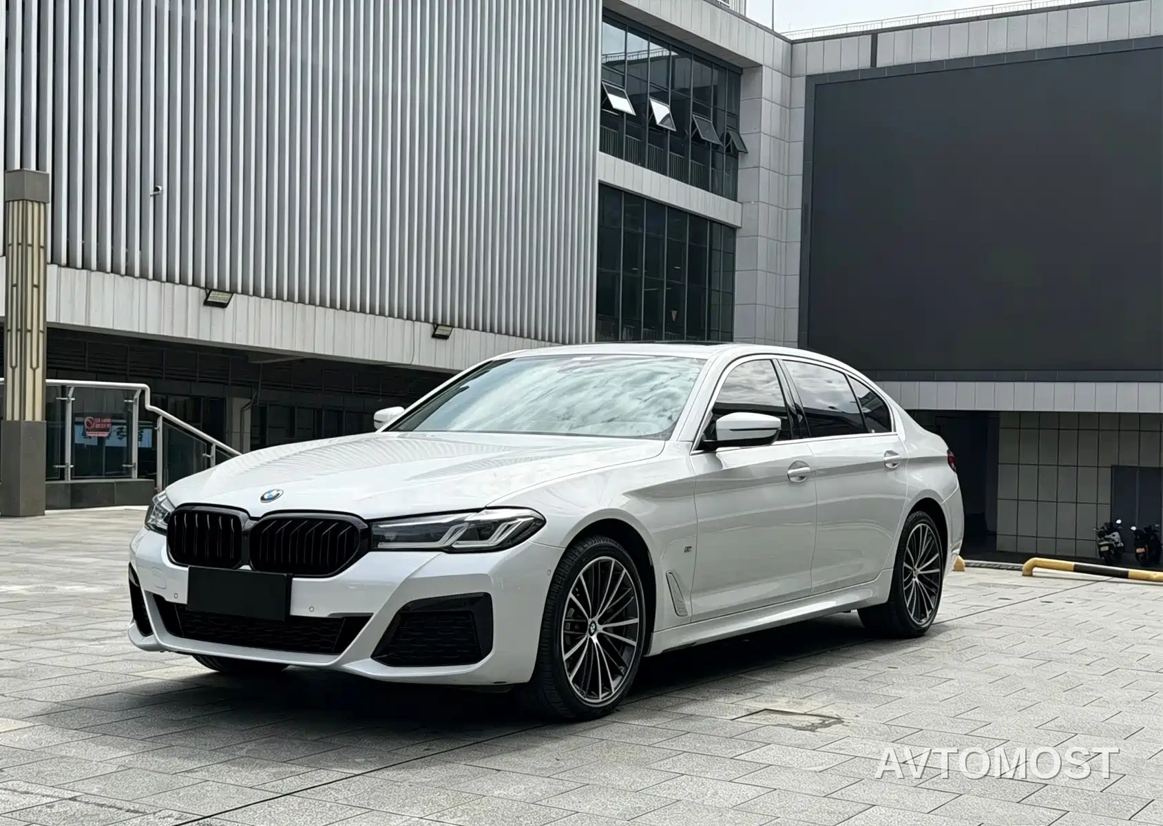 BMW 5 Series 2022 530Li xDrive M Sport Package — фото 1