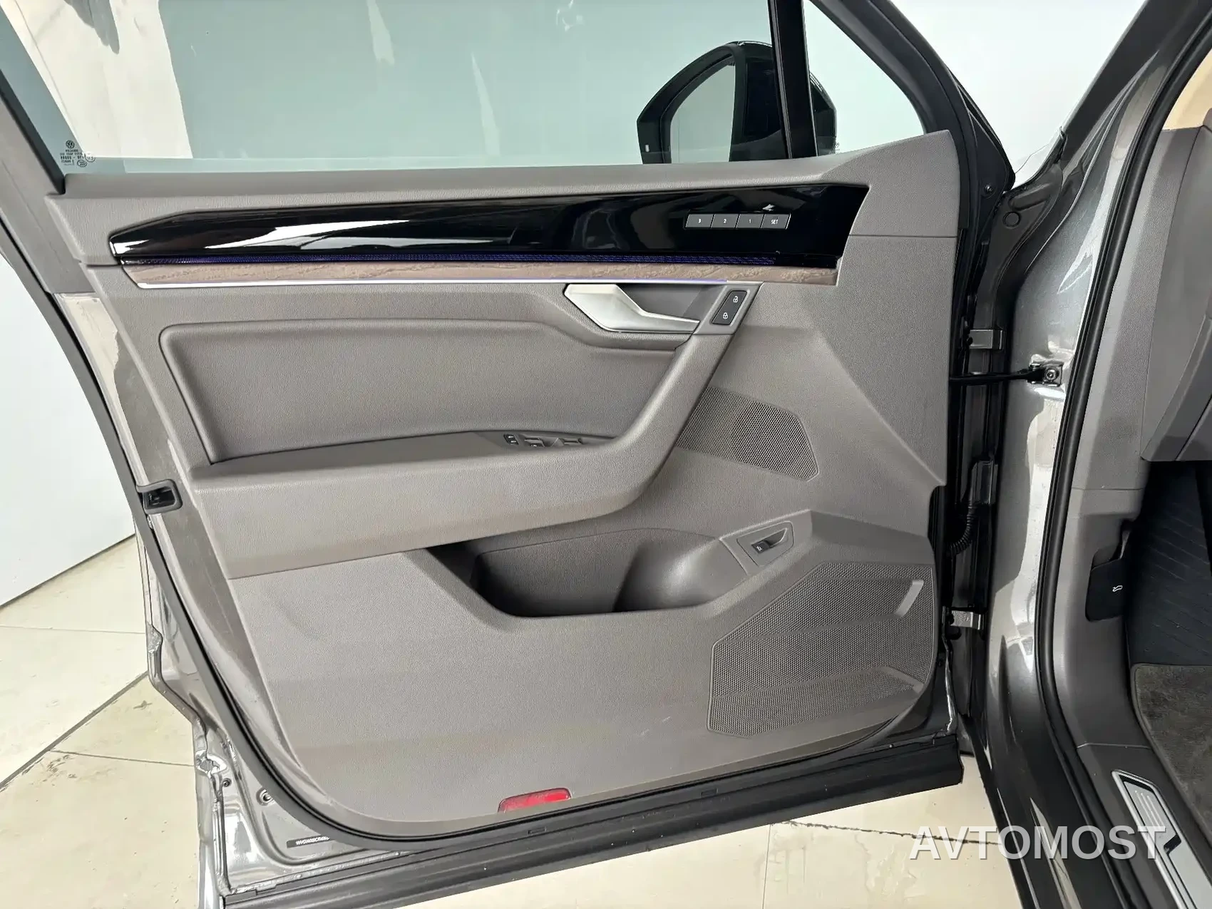 Volkswagen Touareg 2022 3.0TSI Rui Xiang Edition Gloss Black Sport Package — фото 3