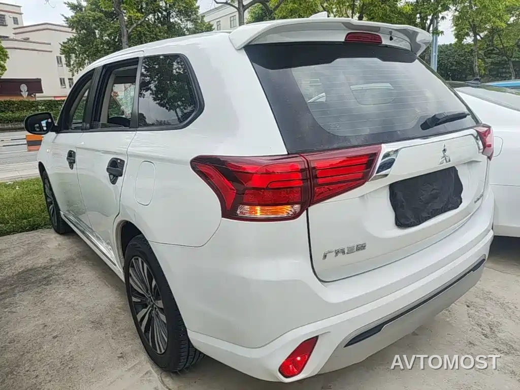 Mitsubishi Outlander 2021 Facelift 2.0L 2WD Comfort Edition 5-Seater — фото 4
