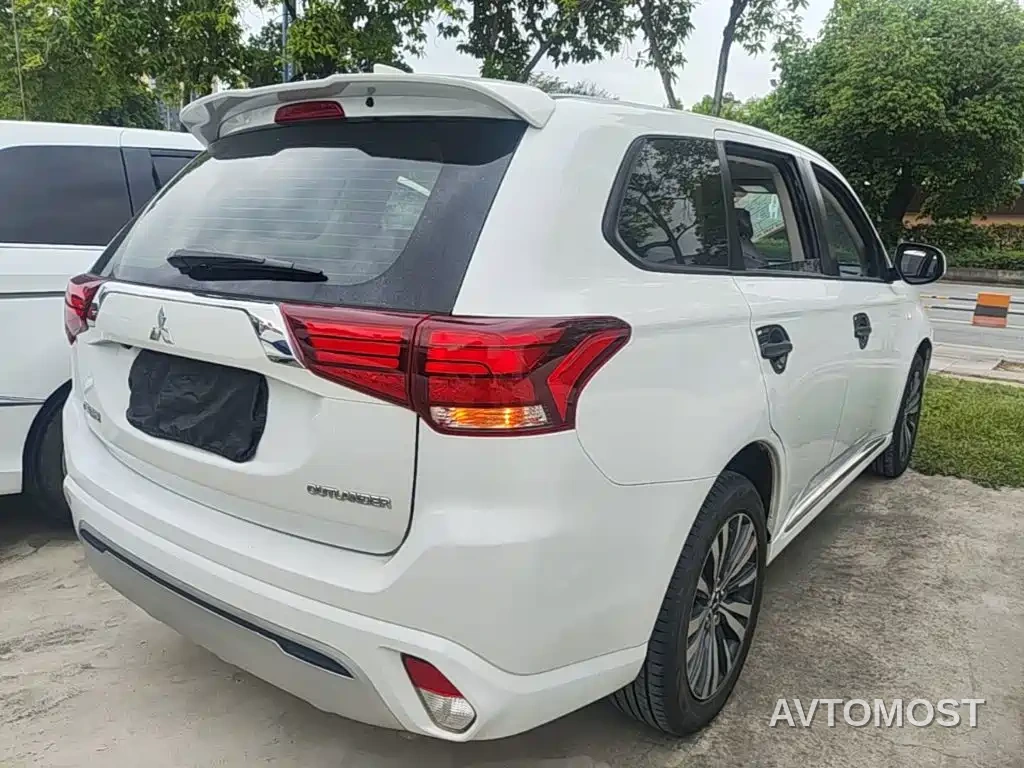 Mitsubishi Outlander 2021 Facelift 2.0L 2WD Comfort Edition 5-Seater — фото 6