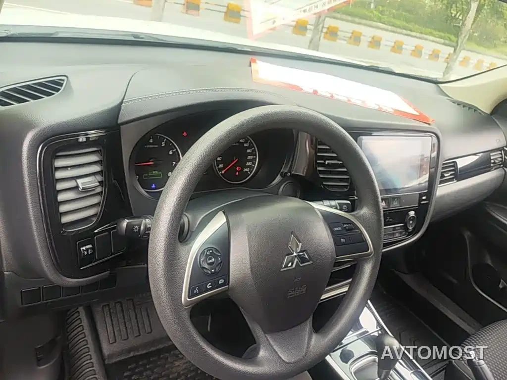 Mitsubishi Outlander 2021 Facelift 2.0L 2WD Comfort Edition 5-Seater — фото 9