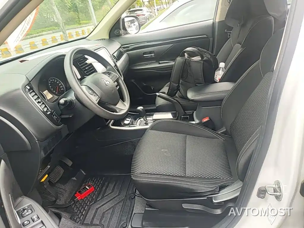 Mitsubishi Outlander 2021 Facelift 2.0L 2WD Comfort Edition 5-Seater — фото 14
