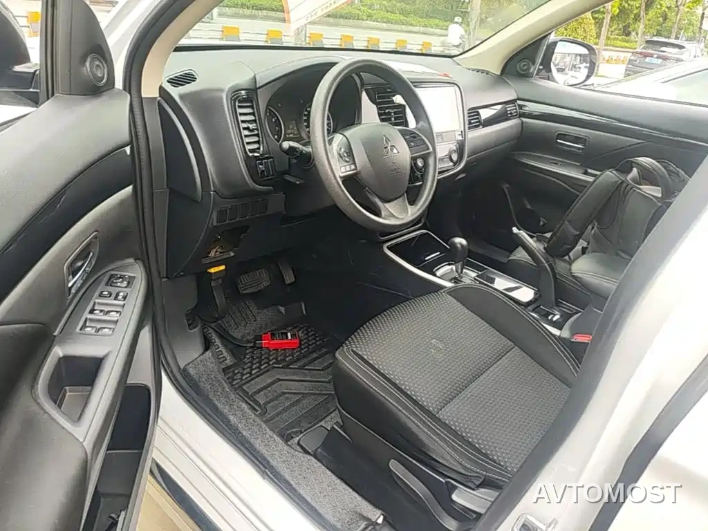 Mitsubishi Outlander 2021 Facelift 2.0L 2WD Comfort Edition 5-Seater — фото 15