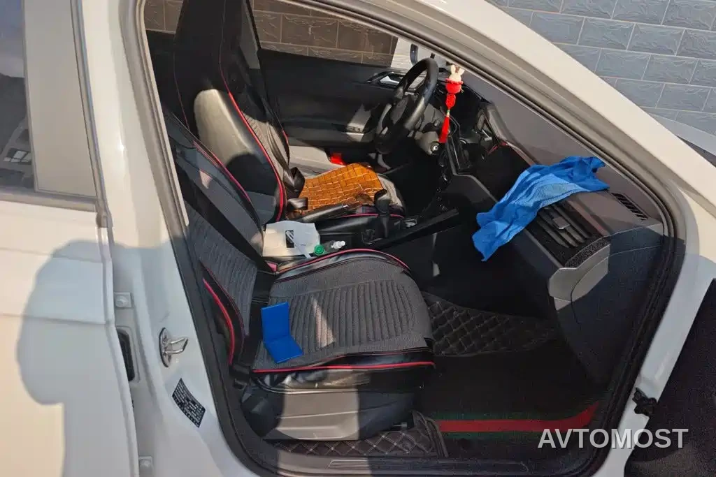 Volkswagen Lavida 2023 XRUI 1.5L Manual New Comfort Edition — фото 8