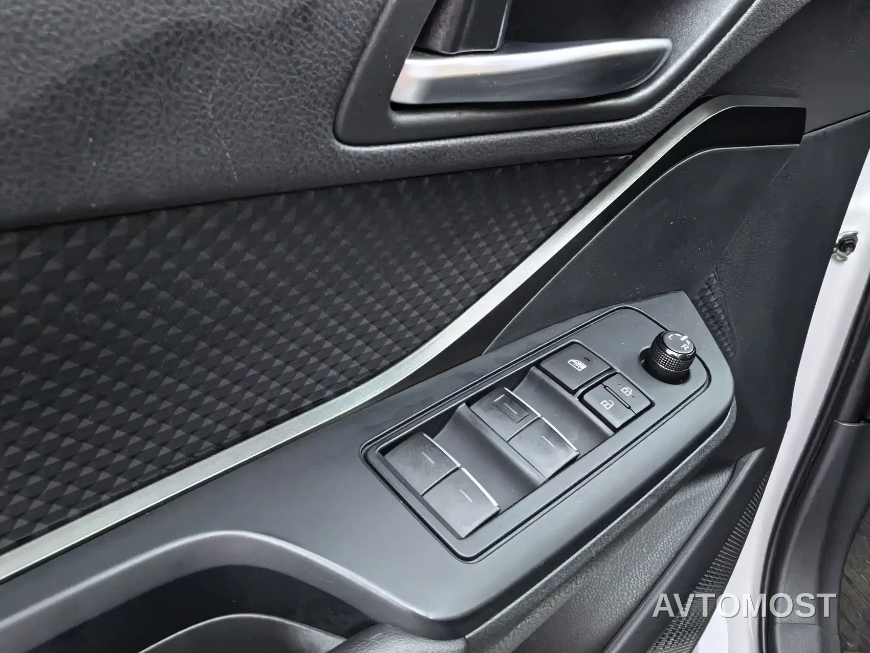 Toyota IZOA 2023 Hybrid 2.0L Yi-Xing Edition — фото 5