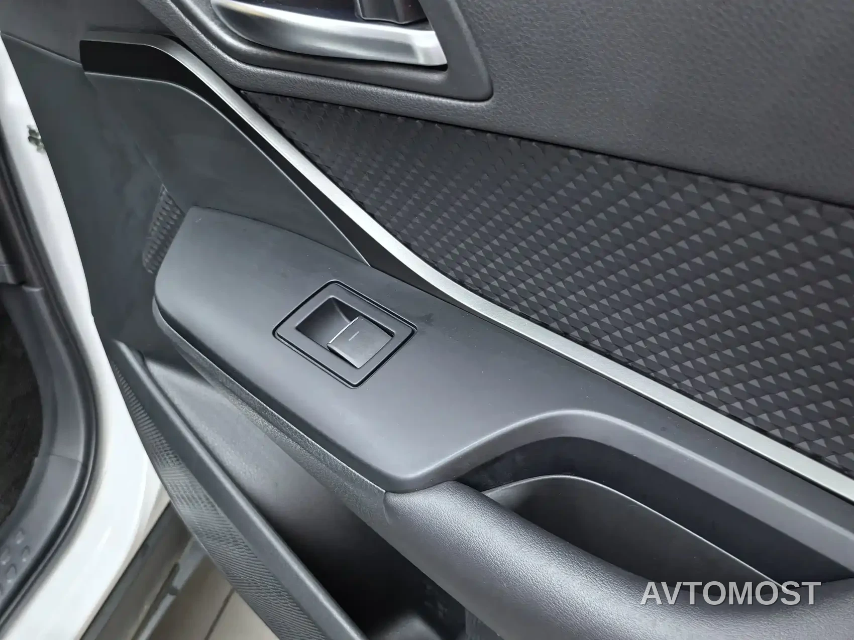 Toyota IZOA 2023 Hybrid 2.0L Yi-Xing Edition — фото 8