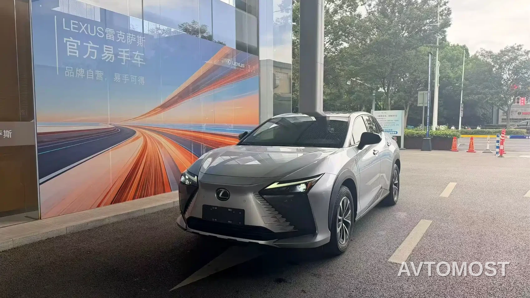 Lexus RZ 2023 450e 4WD Deluxe — фото 1