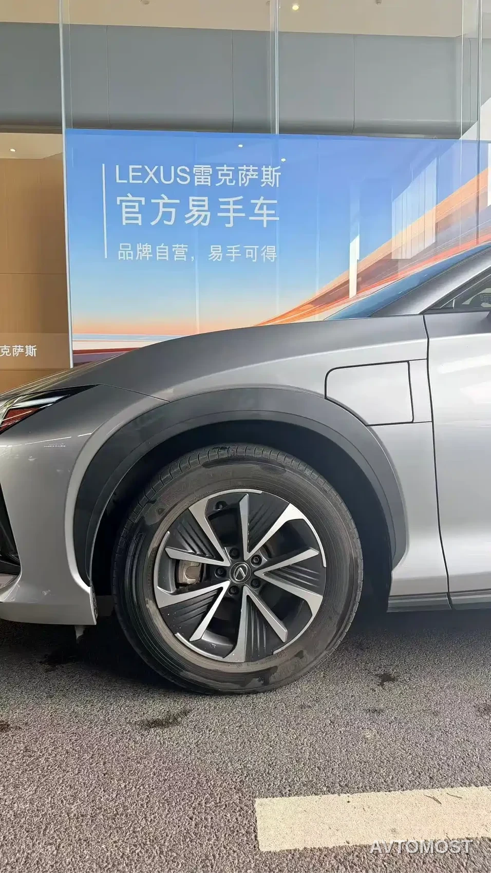 Lexus RZ 2023 450e 4WD Deluxe — фото 4