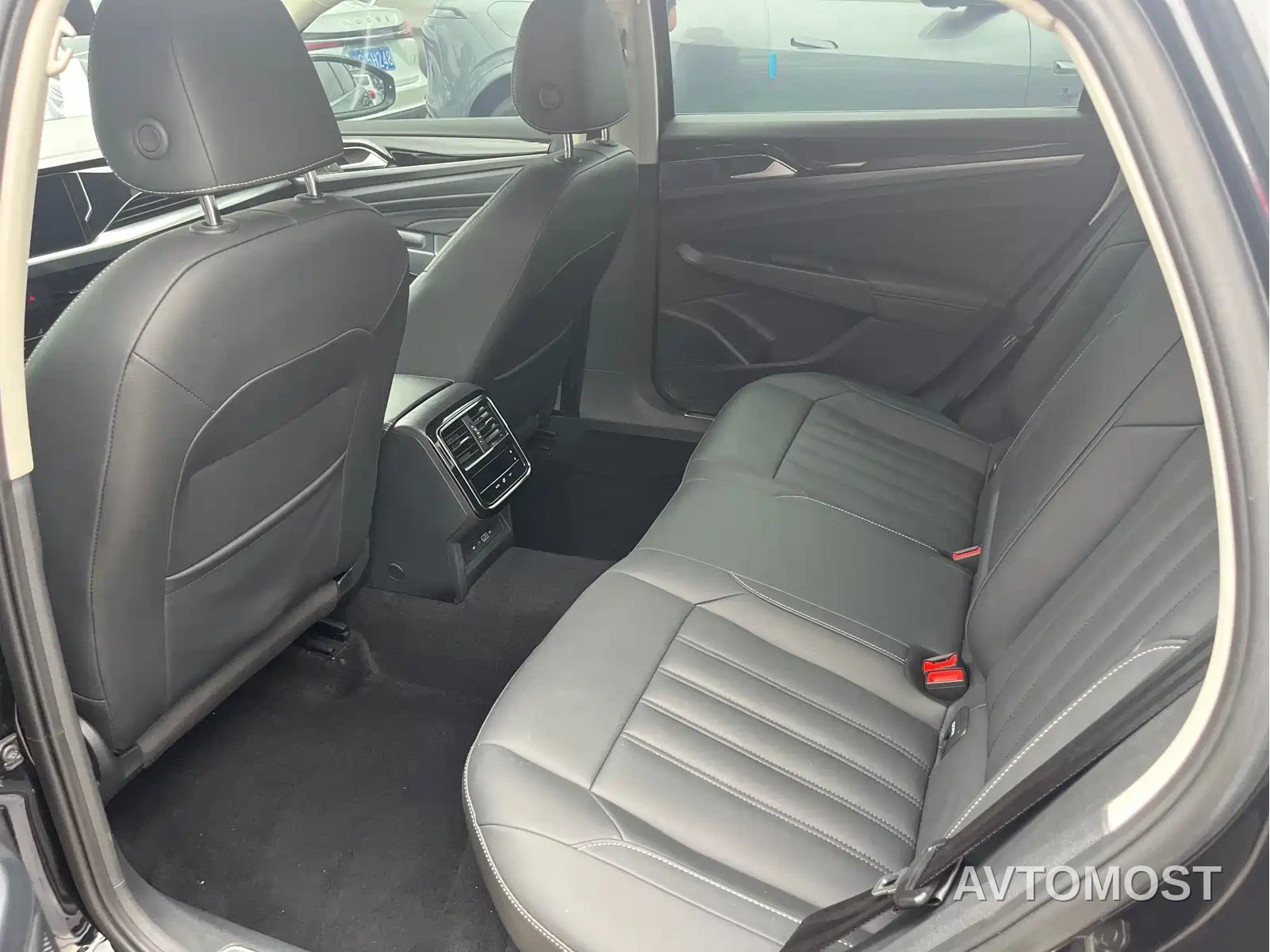 Volkswagen Passat New Energy 2022 430PHEV Hybrid Elite Edition — фото 5