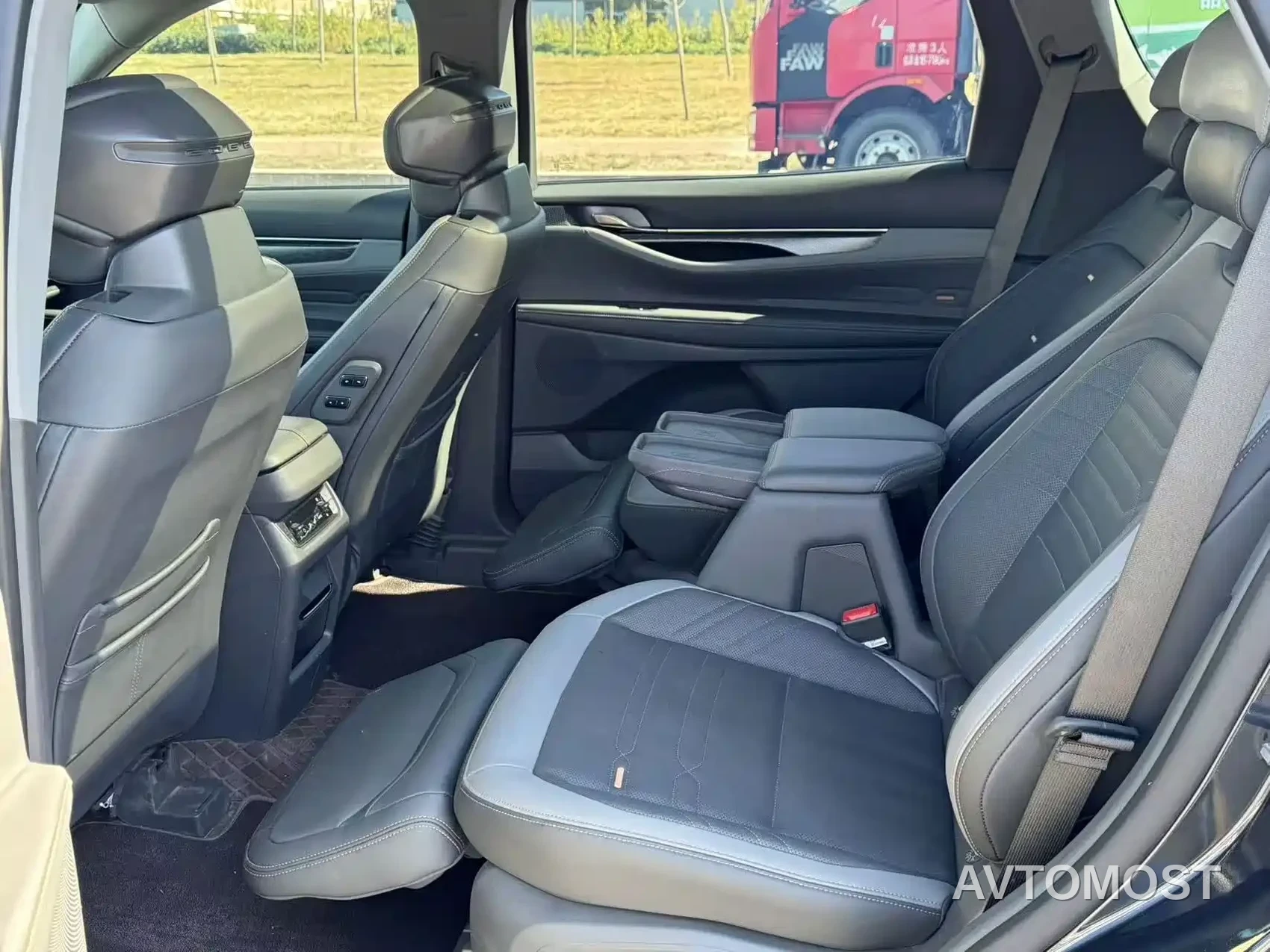 Ford Edge 2023 Edge L 2.0T EcoBoost 4WD 7-Seater Ultimate — фото 4