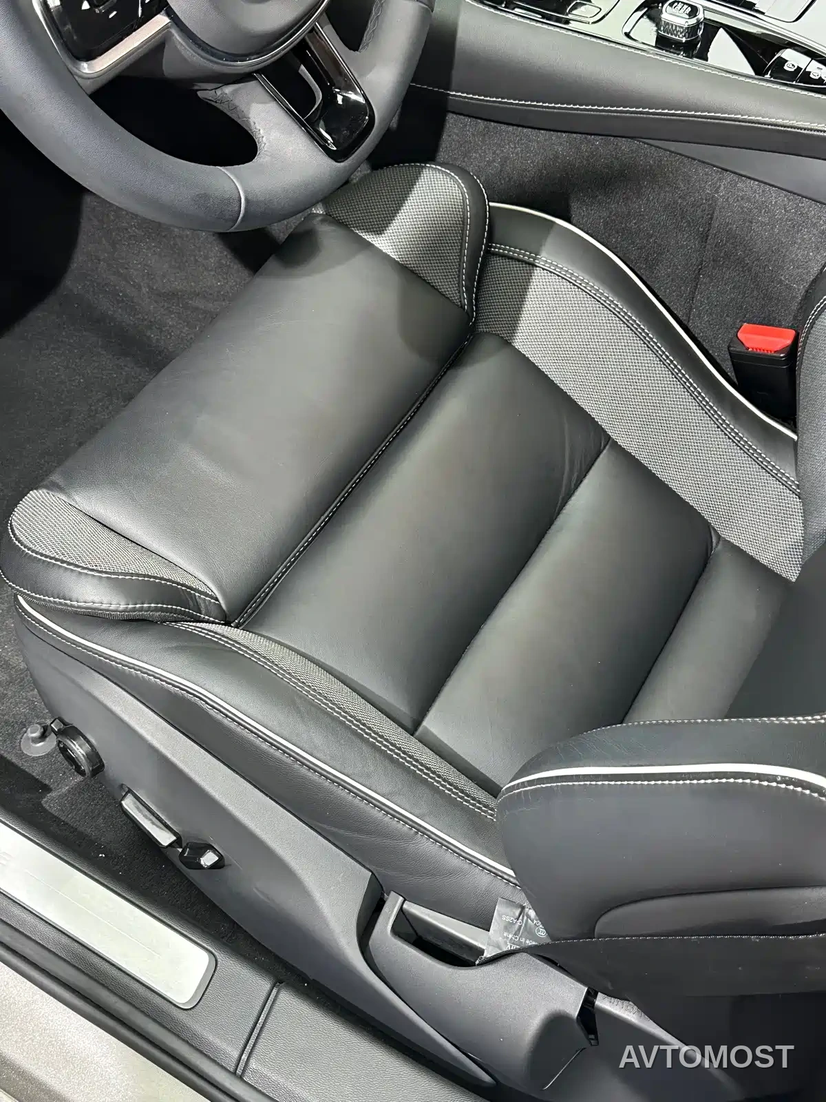 Volvo S60 Plug-in Hybrid 2021 T8 Twin Engine AWD R-Design Sport Edition — фото 13